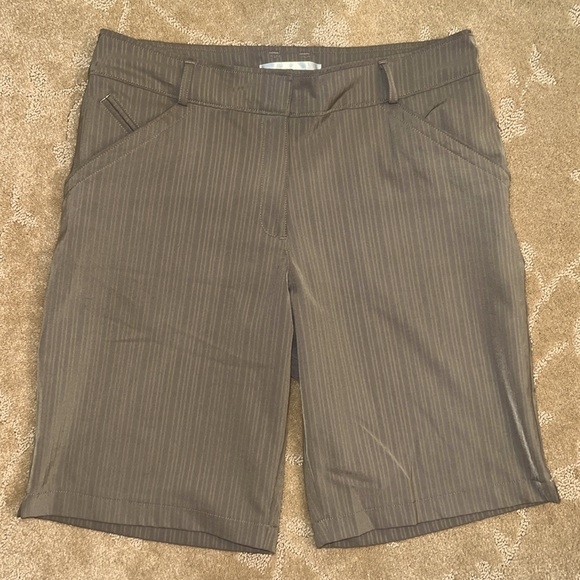 Nike Golf 10” Dri-Fit Bermuda Shorts, Sz 6* - Picture 1 of 7